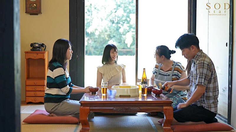 僕の住むド田舎の向かいの家に越してきためいちゃんに覗きがバレて…。童貞の僕はめいちゃんのオモチャになって犯●れ続けた。 宮島めい picture3