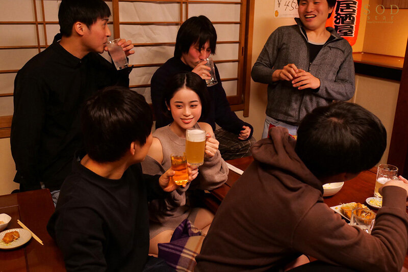 サークルの飲み会で酔いつぶれて目が覚めたら先輩の巨乳カノジョ宅にいて…部屋着から見える胸チラ、マンチラに我慢ができず襲ってしまい朝まで巣ごもり浮気SEX MINAMO picture3