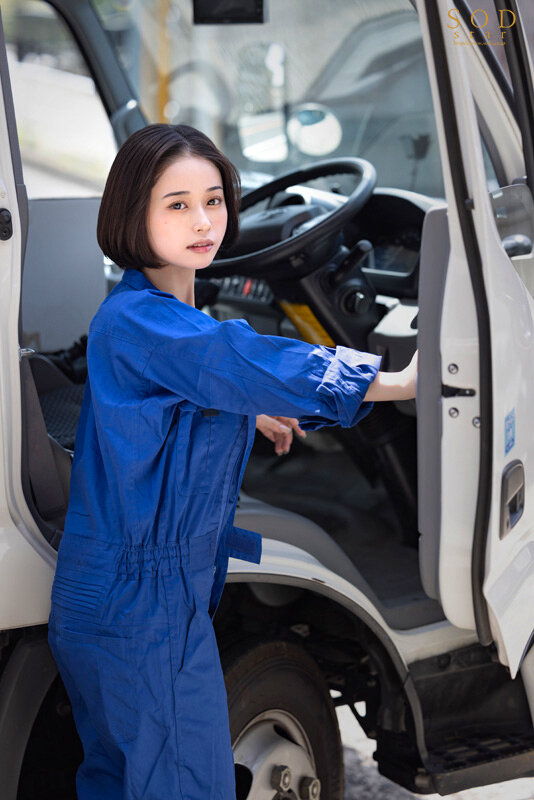 配送中NTR 既婚ベテランドライバーの配送に付いて回るうち車中で襲われてしまった新婚人妻 MINAMO picture2