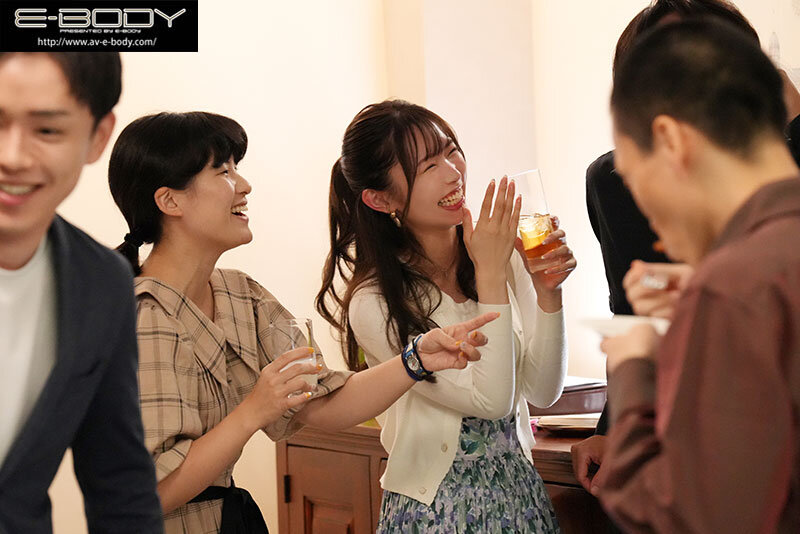同窓会NTR 華奢巨乳美女は久々に再会した絶倫元カレとの浮気性交に背徳感と共に大絶頂を繰り返す 響蓮 picture1