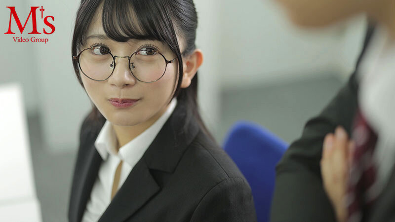 出張先のホテルで大人しい後輩女子社員とまさかの相部屋シングルベッド 突然、豹変した彼女は困惑するボクを密着誘惑し朝が来るまでひたすら痴女り続けた。 北岡果林 picture1
