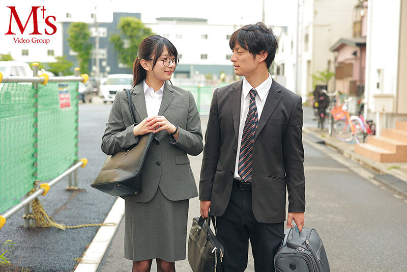 出張先のホテルで大人しい後輩女子社員とまさかの相部屋シングルベッド 突然、豹変した彼女は困惑するボクを密着誘惑し朝が来るまでひたすら痴女り続けた。 北岡果林 picture2
