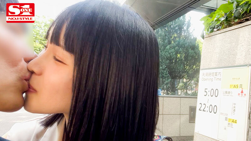 「興奮してきたからココでやっちゃお」 公園でも店内でも車中でも!?勃起したらそのままパコる!東京ストリートFUCK 日向陽葵 picture2
