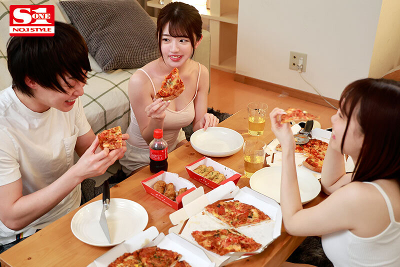 Gカップ同級生2人組が僕の家で勉強合宿!休憩の度にエロいことが! 安達夕莉 宇野みれい picture9