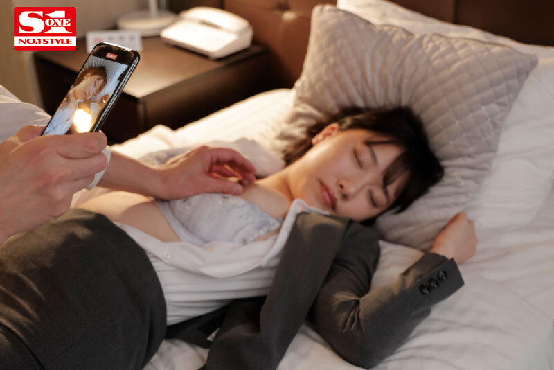 出張先で軽蔑している中年セクハラ上司とまさかの相部屋に…朝まで続く絶倫性交に不覚にも絶頂を繰り返すGカップ童顔新入社員 安達夕莉 picture3