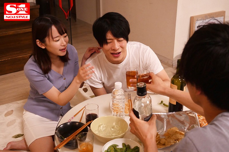 川の字で寝ていた彼女が真横で親友に夜●いされているのに寝たふりをする僕。 架乃ゆら picture2